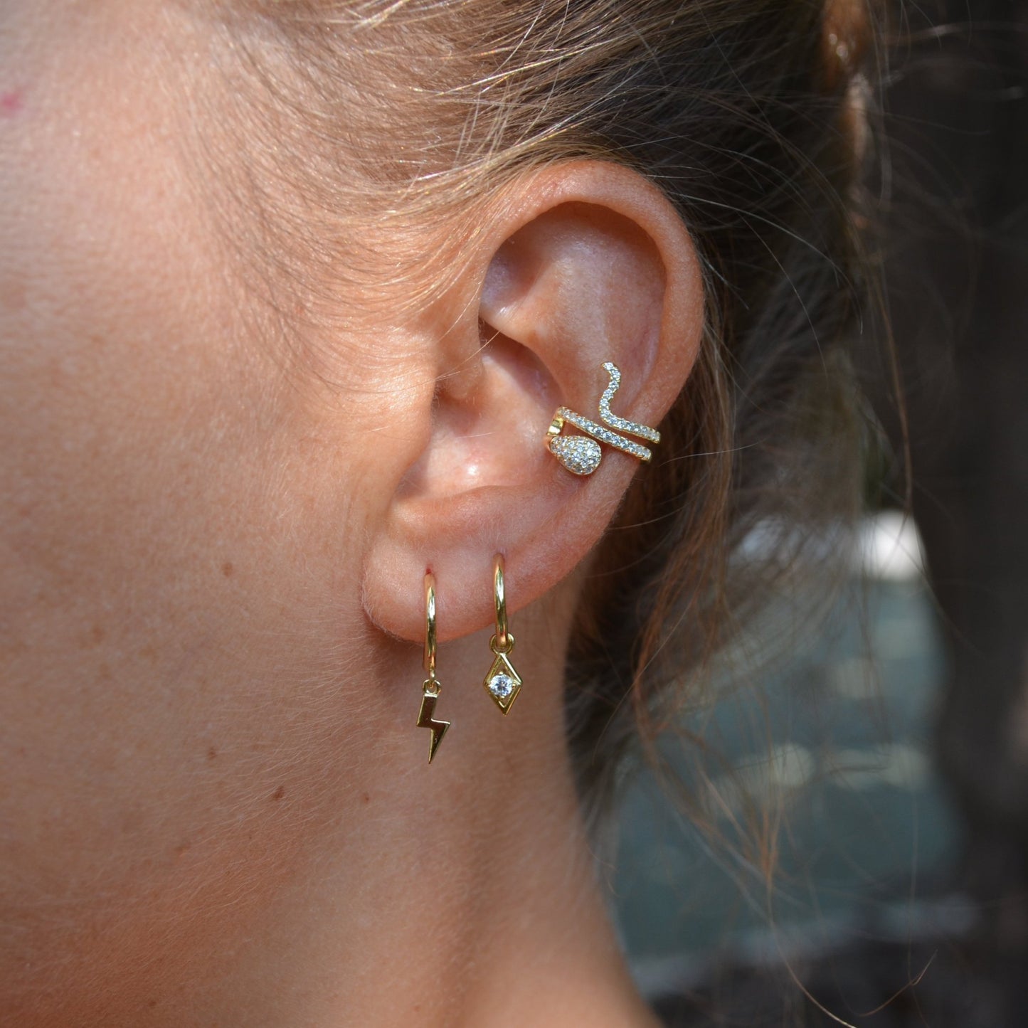 ear cuff de serpiente confeccionado en plata de ley 925 con baño de oro 18 kilates para llevar como un pendiente en el cartílago sin agujero