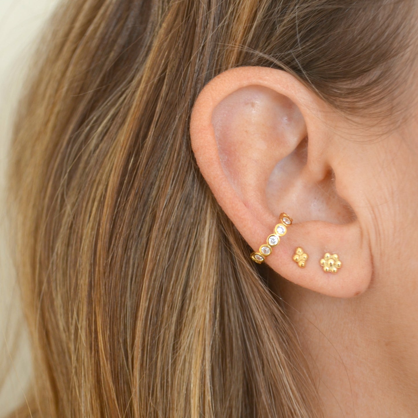 ear cuff o pendiente falso en forma de aro para piercing confeccionado en plata de ley con baño de oro 18 kilates