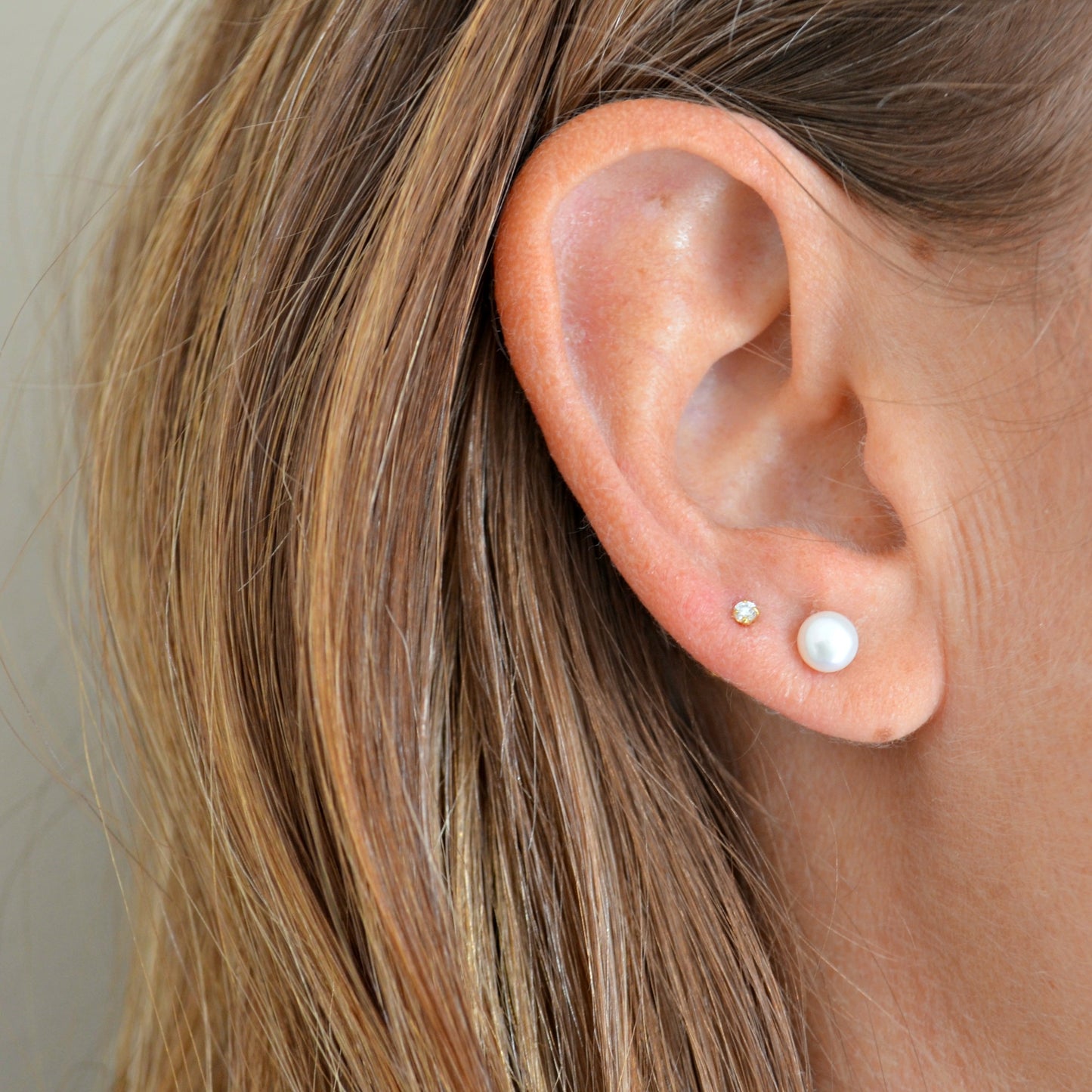 pendientes de perla natural plana para niña o mayor confeccionados en plata de ley con baño de oro y que son baratos. Small natural pearl sterling silver earring studs