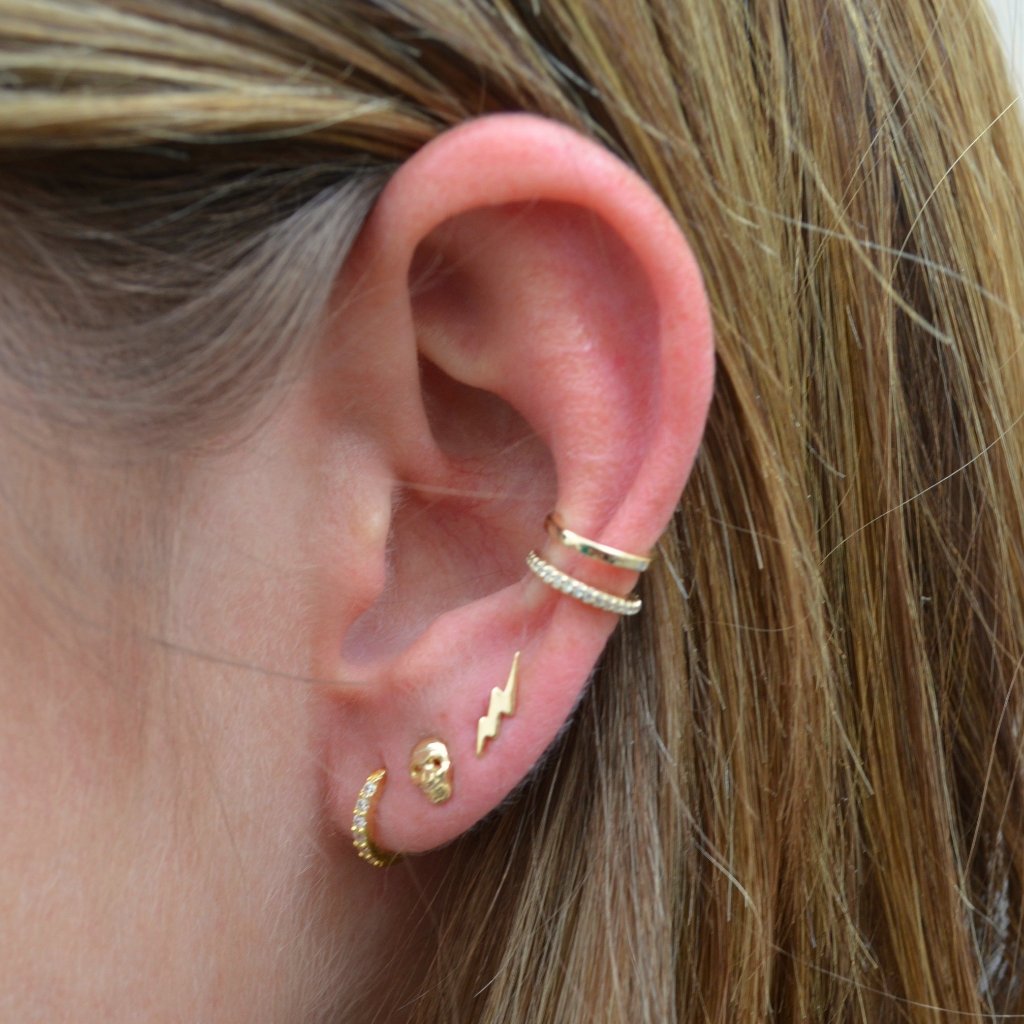 Pequeños pendientes de aro para piercing de helix y tragus con circonitas confeccionados en plata de ley 925 con baño de oro 18 kilates