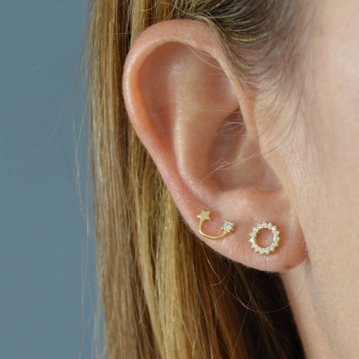 Mini pendientes pequeños de piercing con estrella y circonita confeccionados en plata de ley con baño de oro 18 kilates