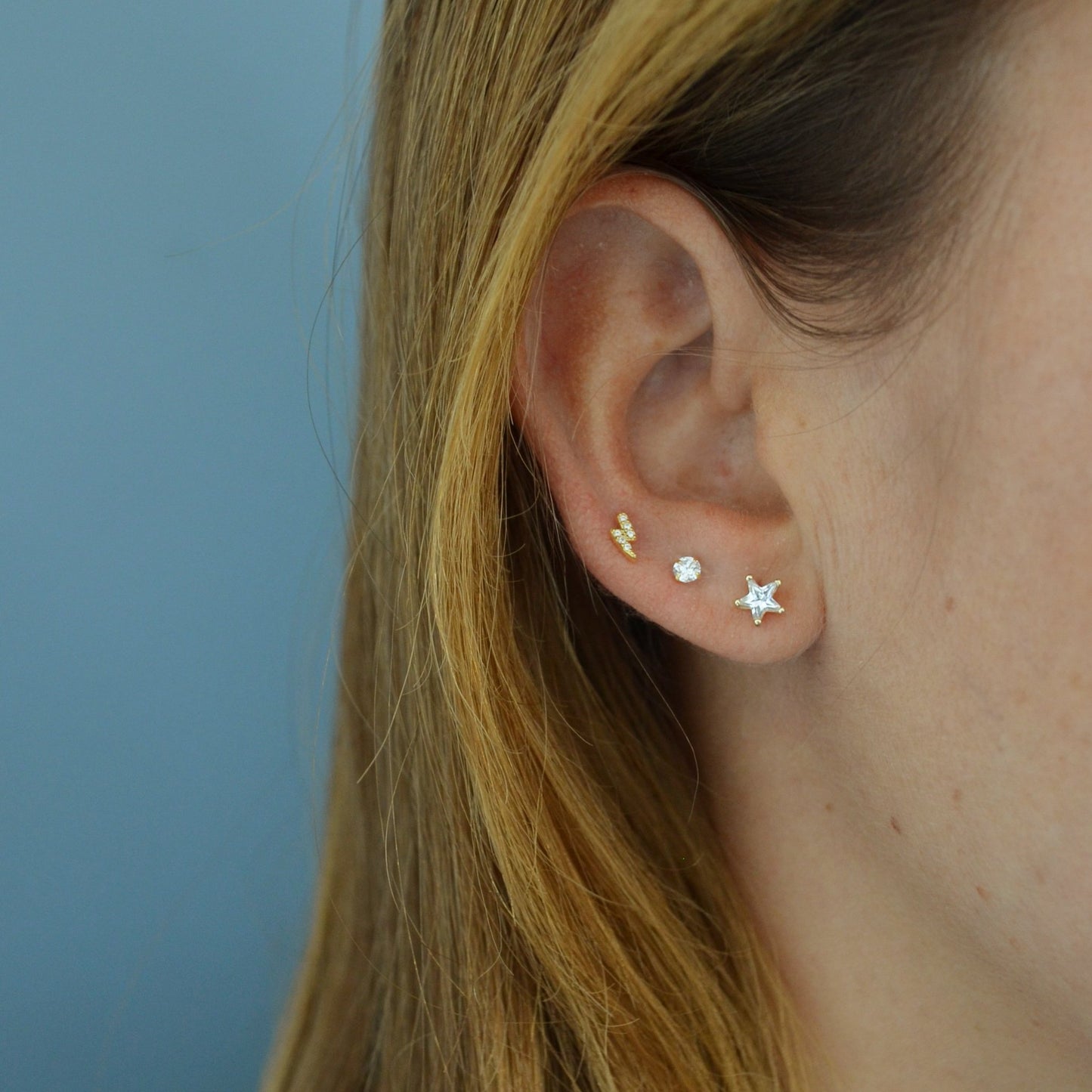pendientes mini de estrella pequeña con circonitas para piercing o para niña confeccionados en plata de ley con baño de oro 18 kilates