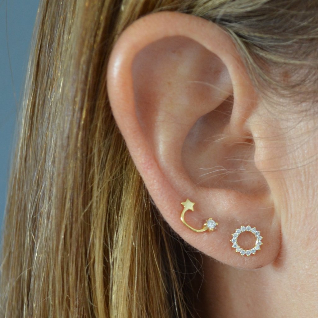 Mini pendientes pequeños de piercing con estrella y circonita confeccionados en plata de ley con baño de oro 18 kilates