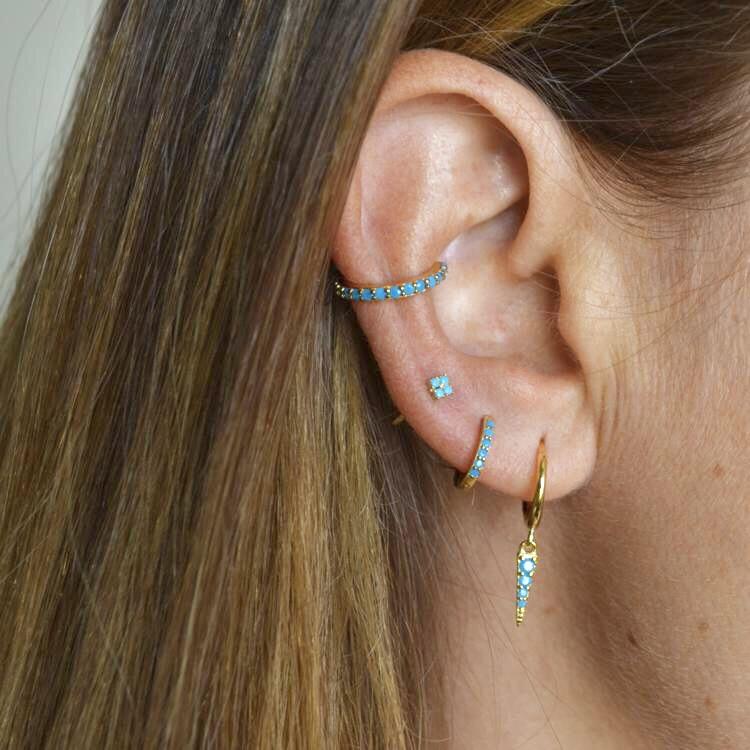 aros o aritos mini de piercing para helix o tragus con turquesa confeccionados en plata de ley con baño de oro 18 kilates