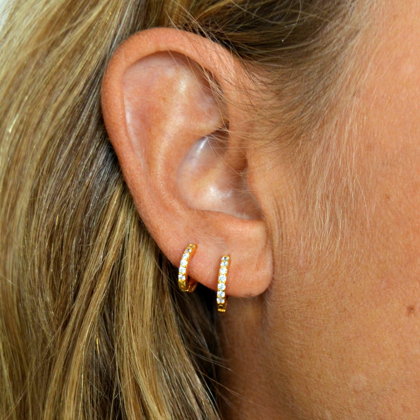 aro de circonitas para piercing con cierre fácil confeccionado en plata de ley con baño de oro 18 kilates. Gold plated sterling silver zircon clasp hoop earrings for piercing