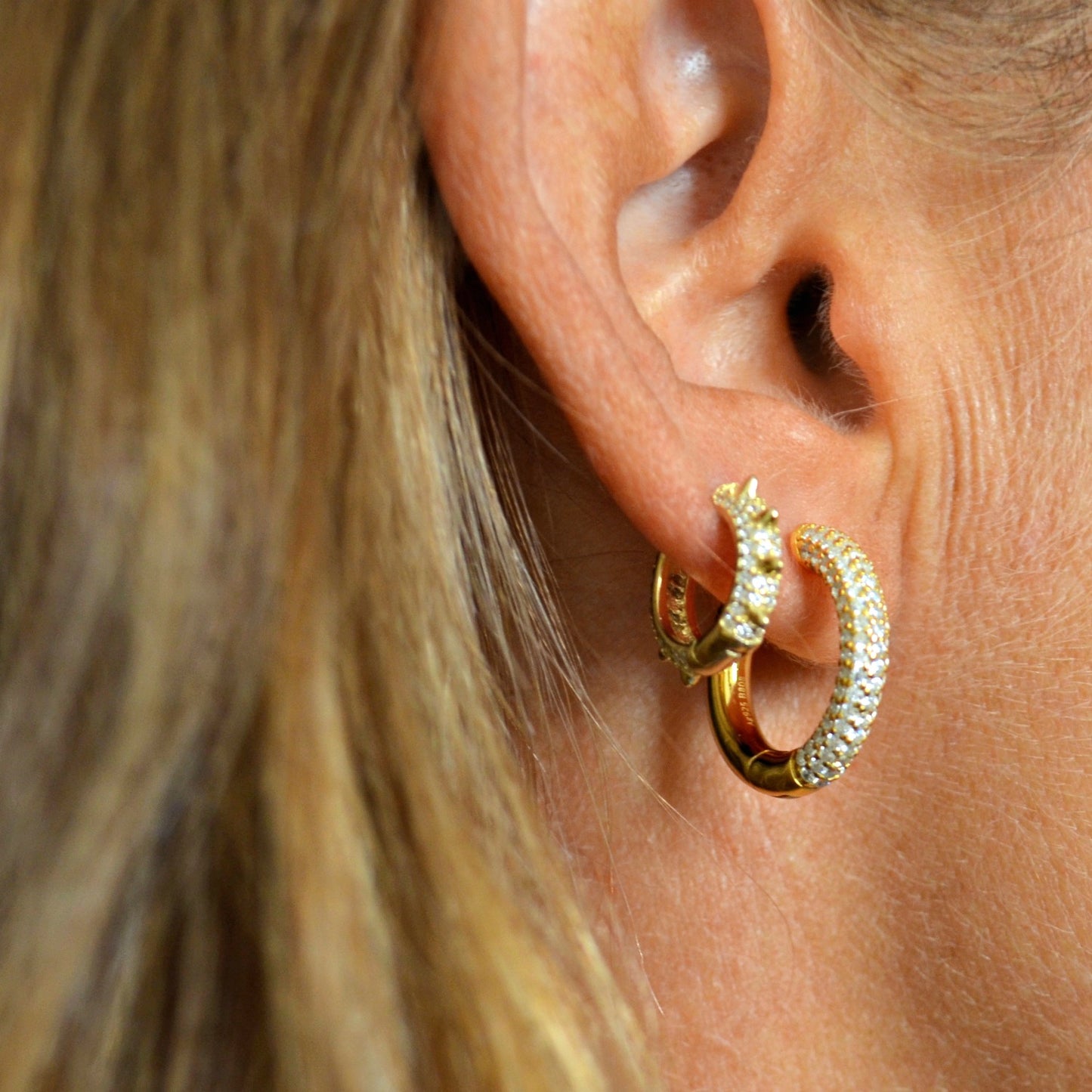 pendientes de aro grande y grueso con circonitas confeccionados en plata de ley con baño de oro 18 kilates. Gold plated sterling silver zircon chunky hoop earrings.