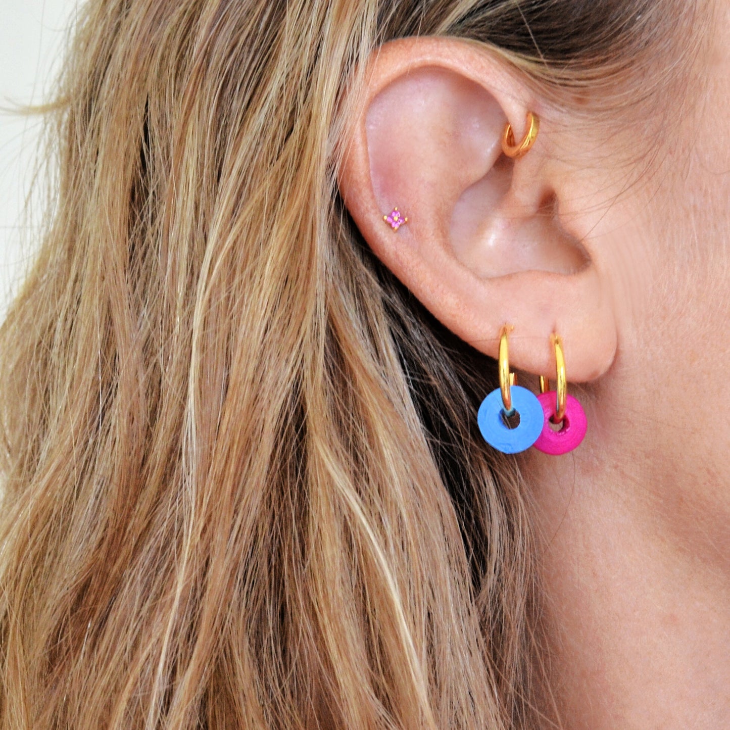 Aros pequeños y ligeros para verano confeccionados en plata de ley con baño de oro 18 kilates. Tienen bolitas de madera intercambiables en color azul turquesa, mint y rosa fucsia. SOn hipoalergénicos o anti alergia. Gold plated sterling silver turquoise and pink bead small hoop earrings.