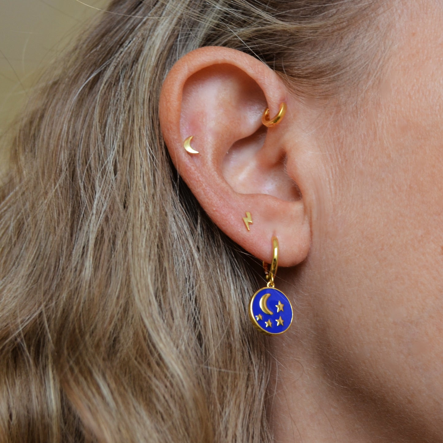 piercing de luna con cierre de bola trasera para cartílago como helix, tragus, daith, conch o rook. Está confeccionado en plata de ley con baño de oro 18 kilates. Gold plated sterling silver moon cartilage piercing