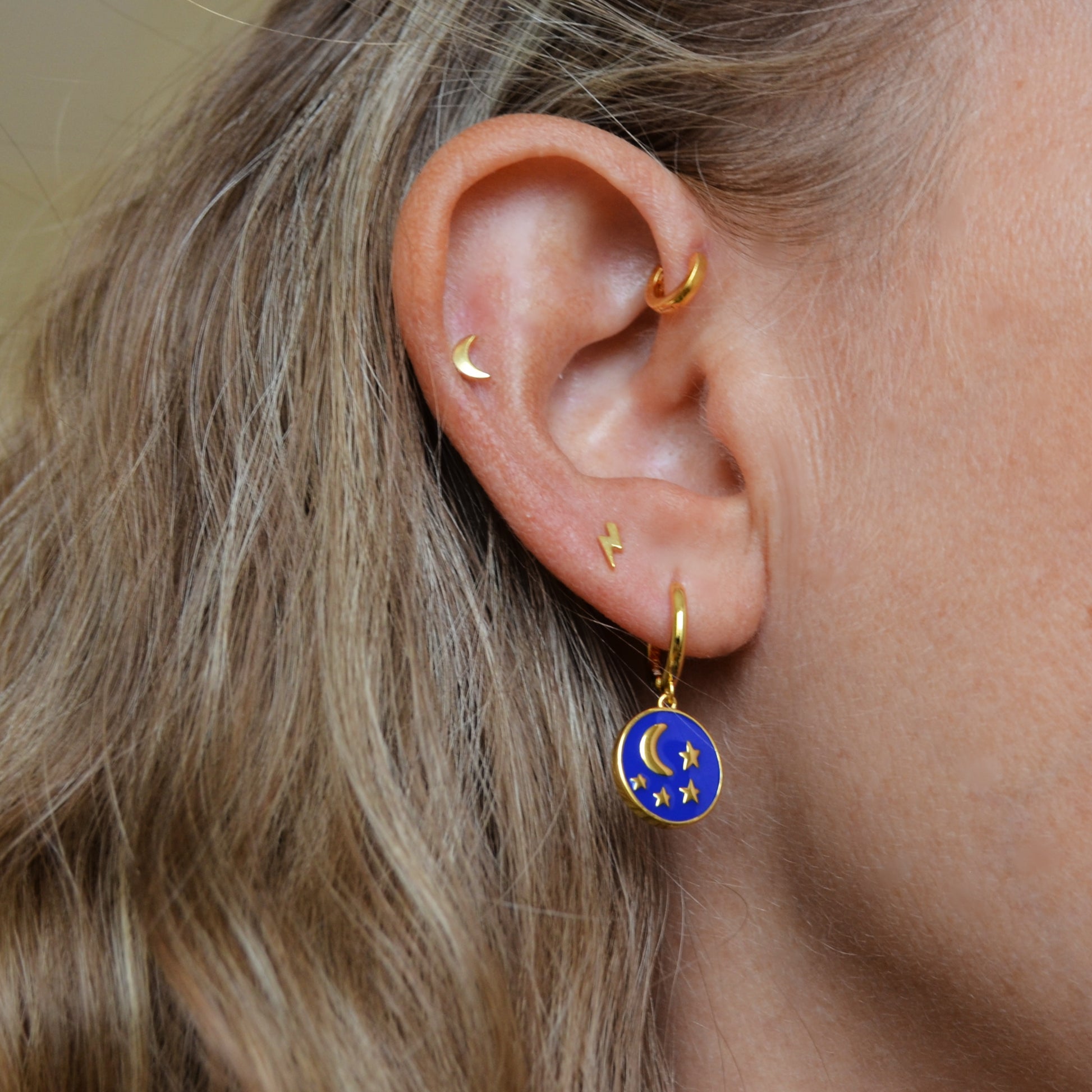 piercing de luna con cierre de bola trasera para cartílago como helix, tragus, daith, conch o rook. Está confeccionado en plata de ley con baño de oro 18 kilates. Gold plated sterling silver moon cartilage piercing