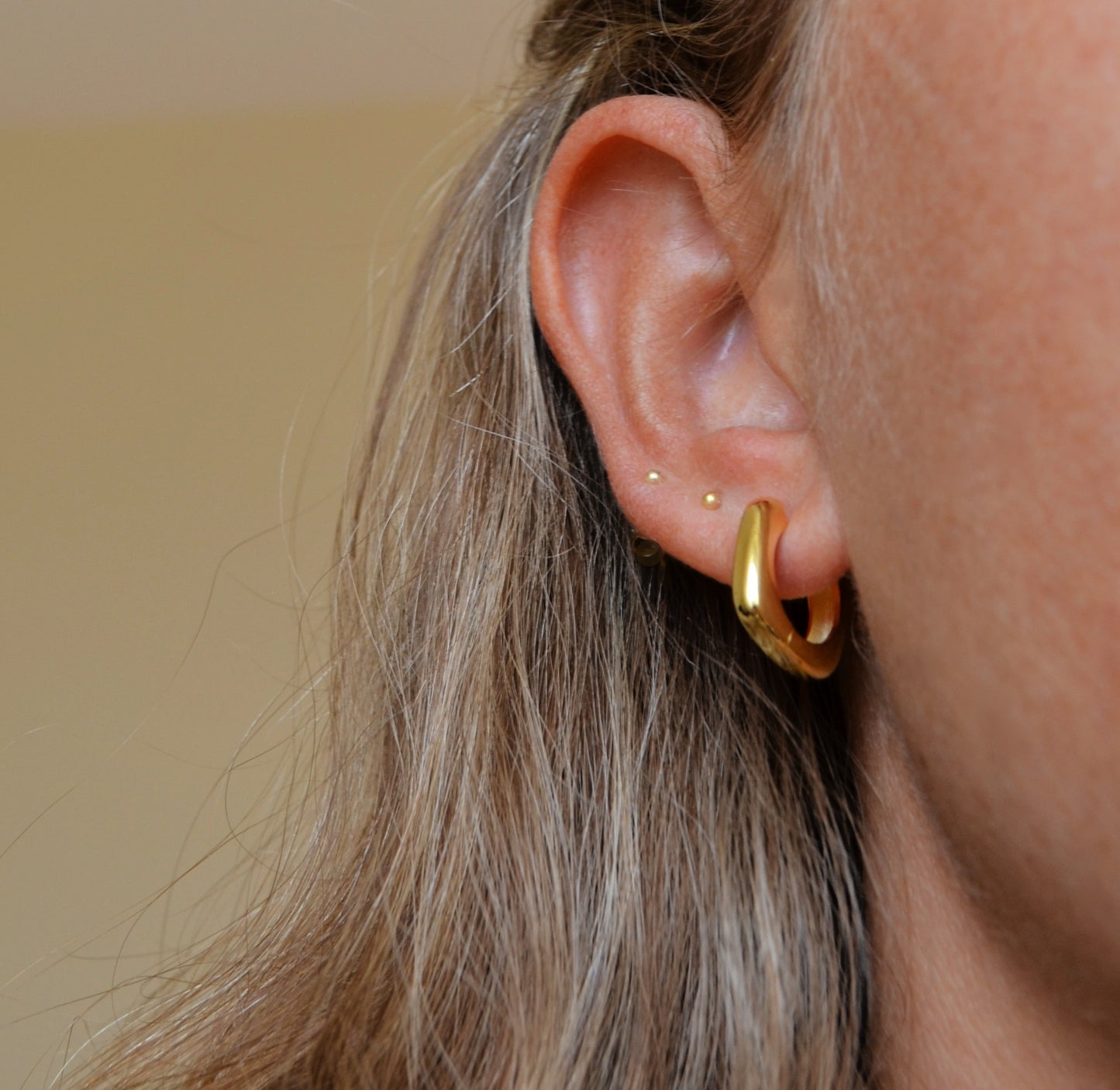 pendientes de aro cuadrado grueso confeccionados en plata de ley con baño de oro 18 kilates. gold plated sterling silver chunky hoop earrings