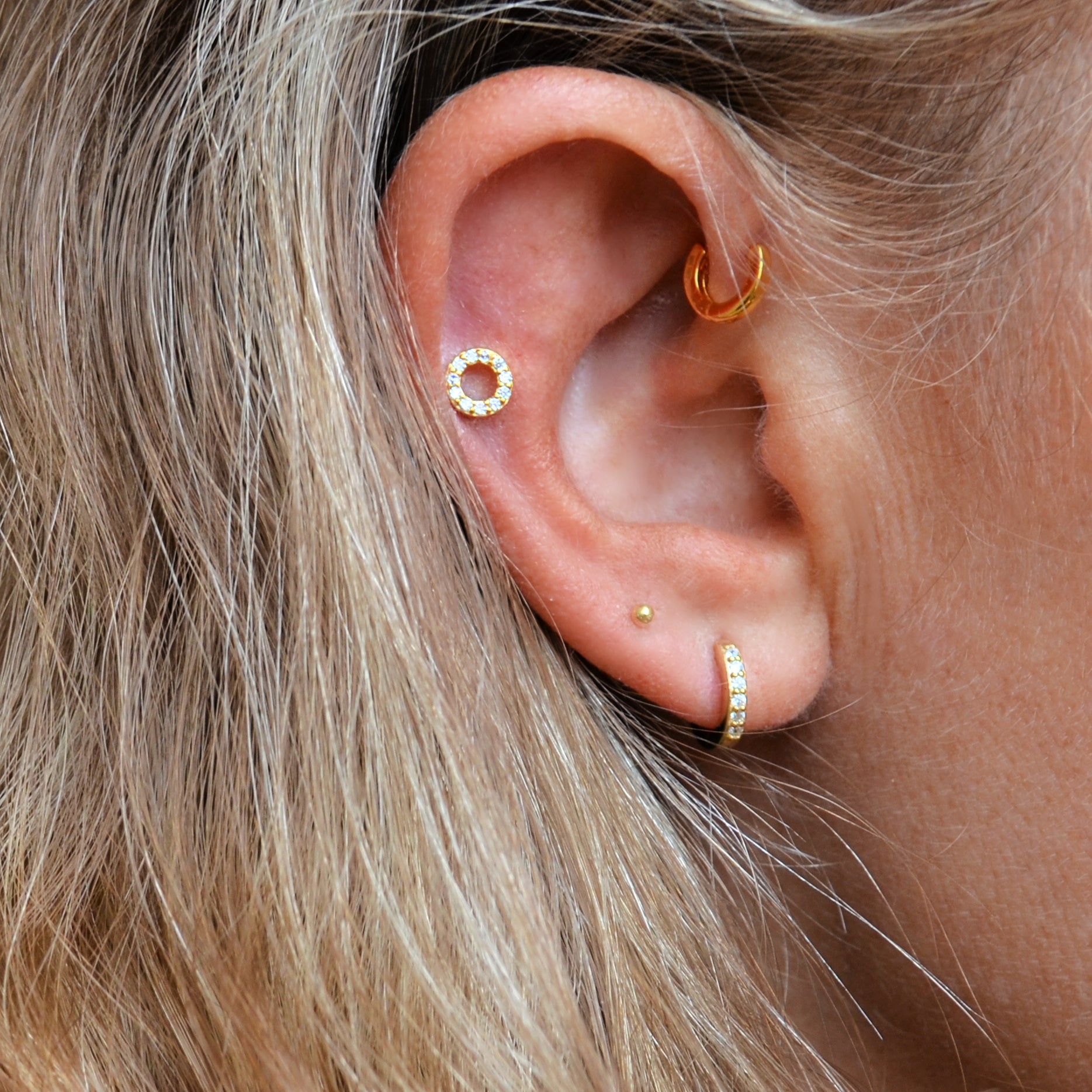 piercing anti alergia con cierre de bola trasera para cartílago como helix, tragus, daith, conch o rook. Está confeccionado en plata de ley con baño de oro 18 kilates y circonitas. Gold plated sterling silver zircon cartilage piercing