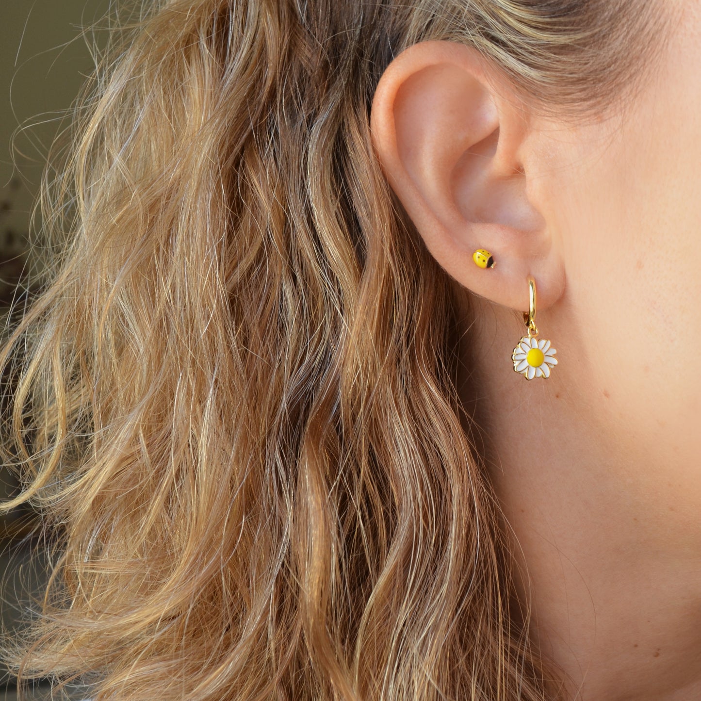mini pendientes de mariquita amarillo y negro para piercing. Están confeccionados en plata de ley con baño de oro 18 kilates y enamel. Son hipoalergénicos o anti alergia. Gold plated sterling silver yellow and black ladybug small earrings.