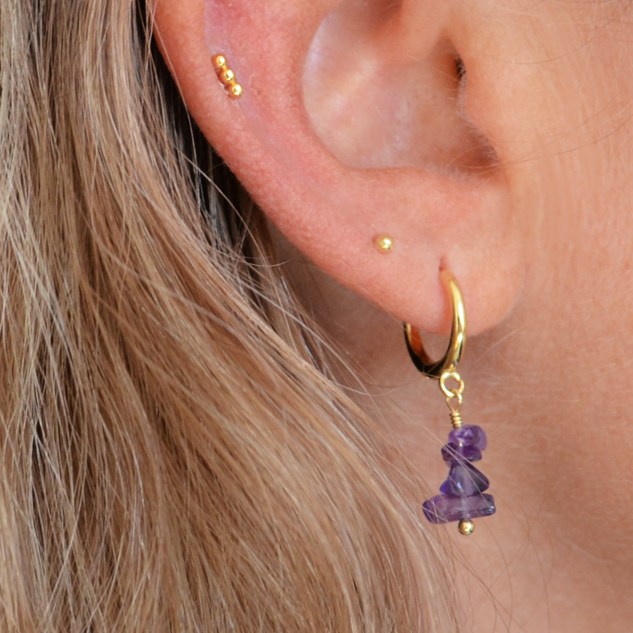 pequeño PIERcing de palito con bolitas hipoalergénico para cartílago de helix o tragus. Está confeccionado en plata de ley con baño de oro 18 kilates