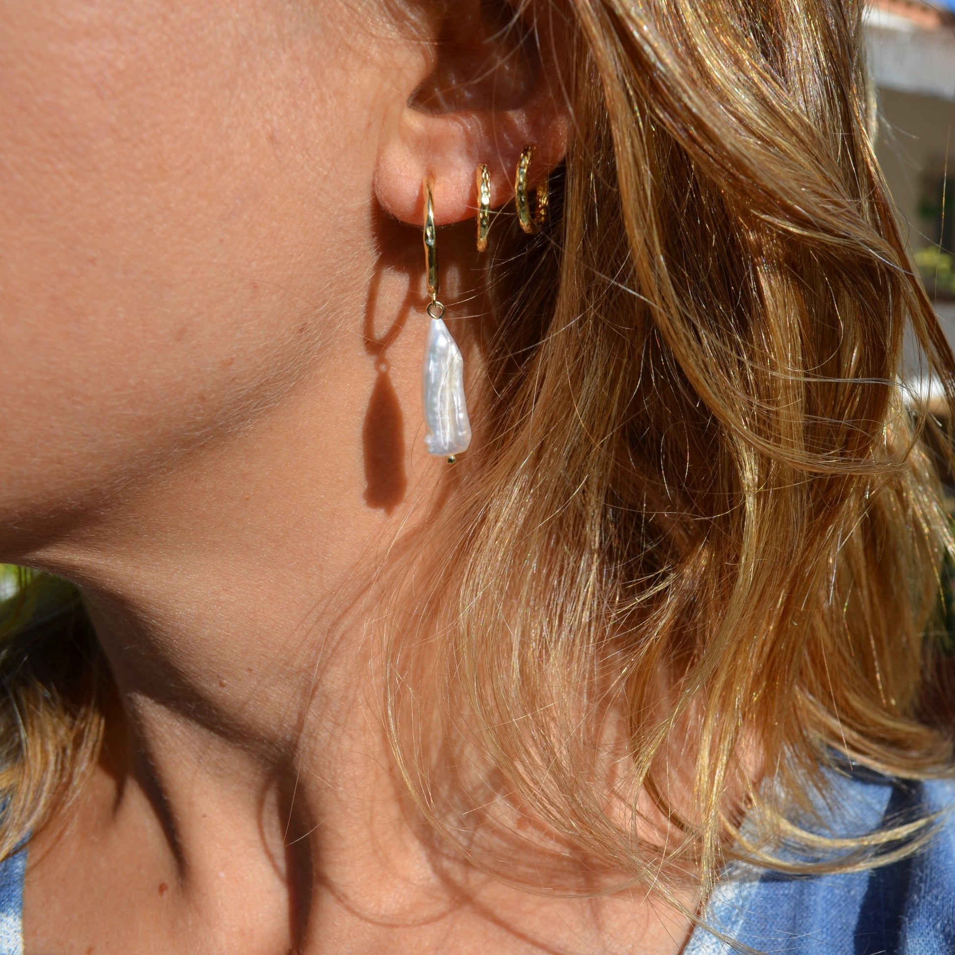 aros criolla pequeños de piercing con perlitas pequeñas colgantes confeccionados en plata de ley con baño de oro 18 kilates. gold plated silver natural pearl hoop earrings for piercing