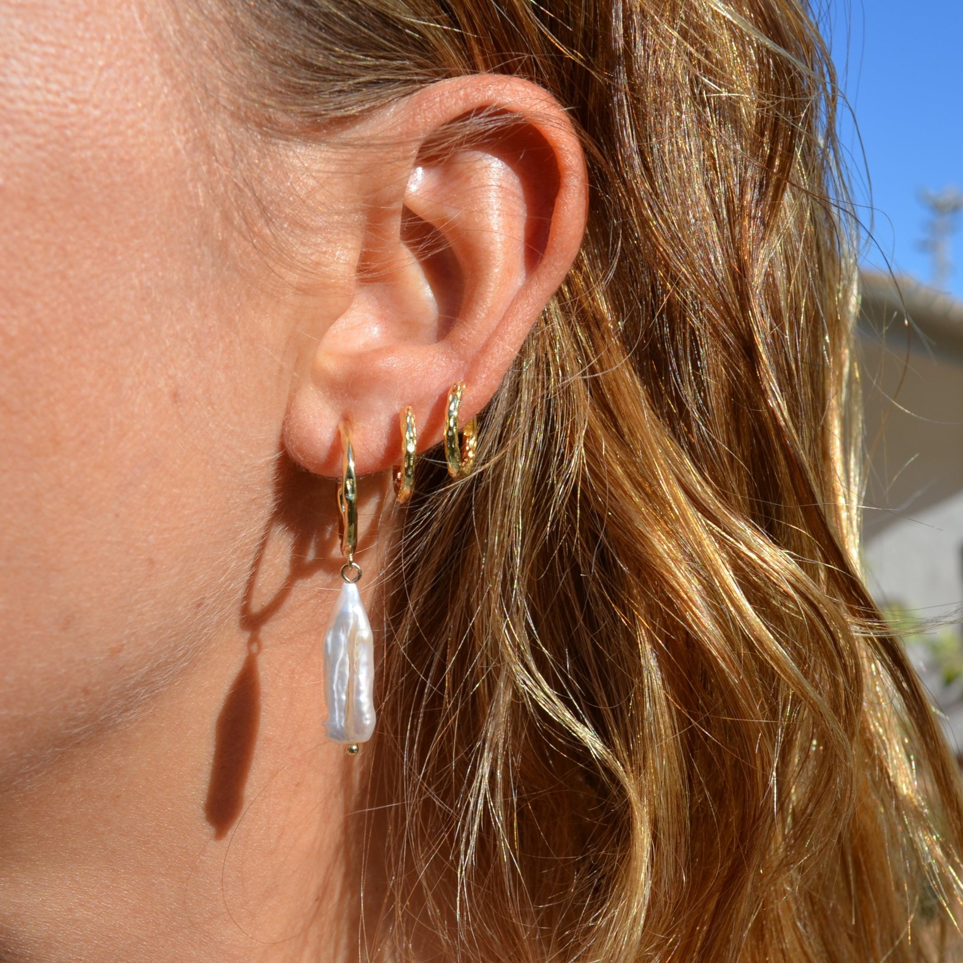 aros criolla pequeños de piercing con perlitas pequeñas colgantes confeccionados en plata de ley con baño de oro 18 kilates. gold plated silver natural pearl hoop earrings for piercing