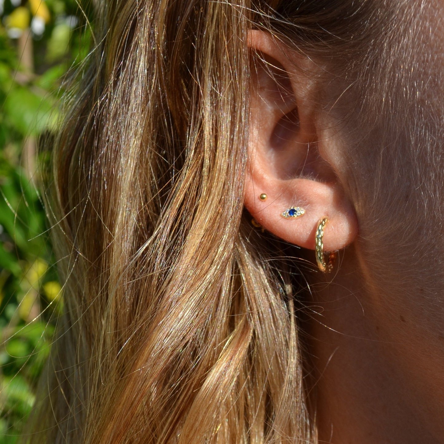 Mini pendientes pequeños de piercing con ojo de circonita confeccionados en plata de ley con baño de oro 18 kilates. gold plated silver evil eye zircon earrings for piercing