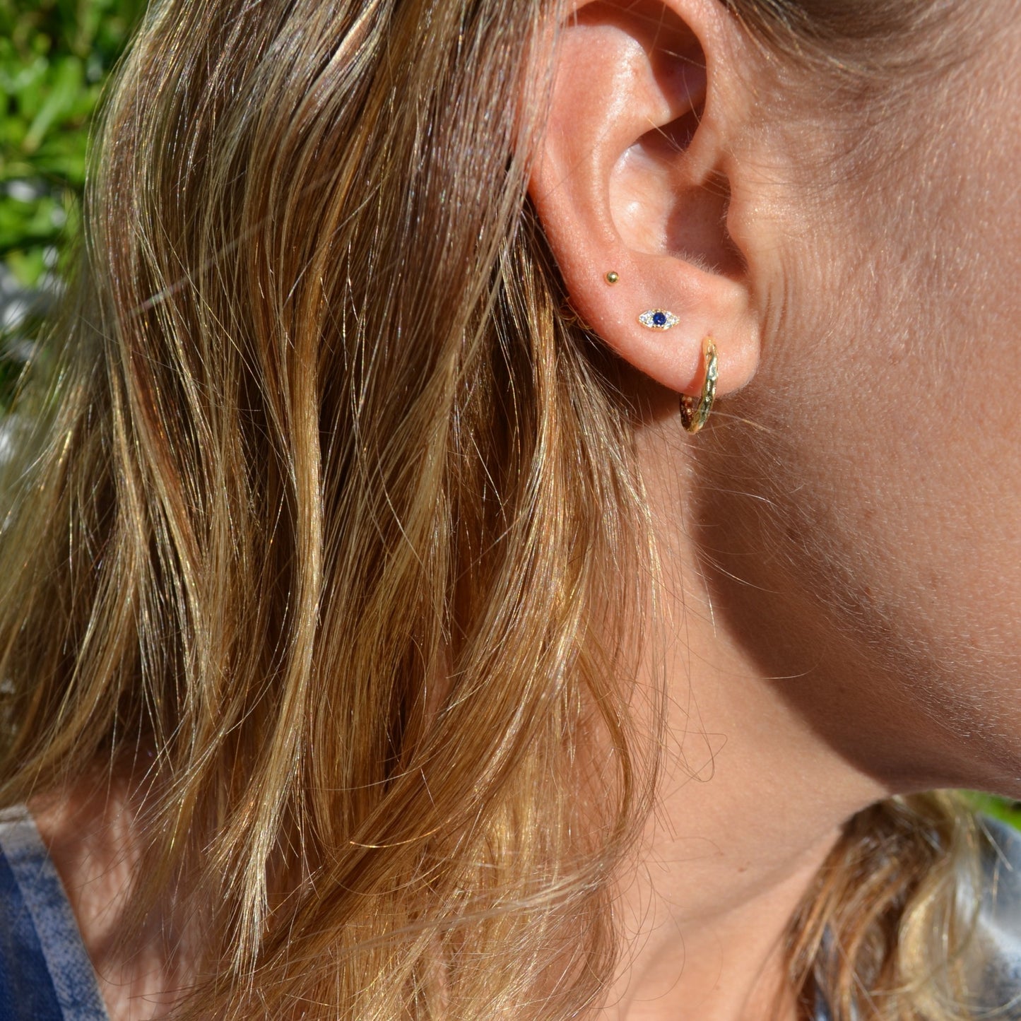 Mini pendientes pequeños de piercing con ojo de circonita confeccionados en plata de ley con baño de oro 18 kilates. gold plated silver evil eye zircon earrings for piercing
