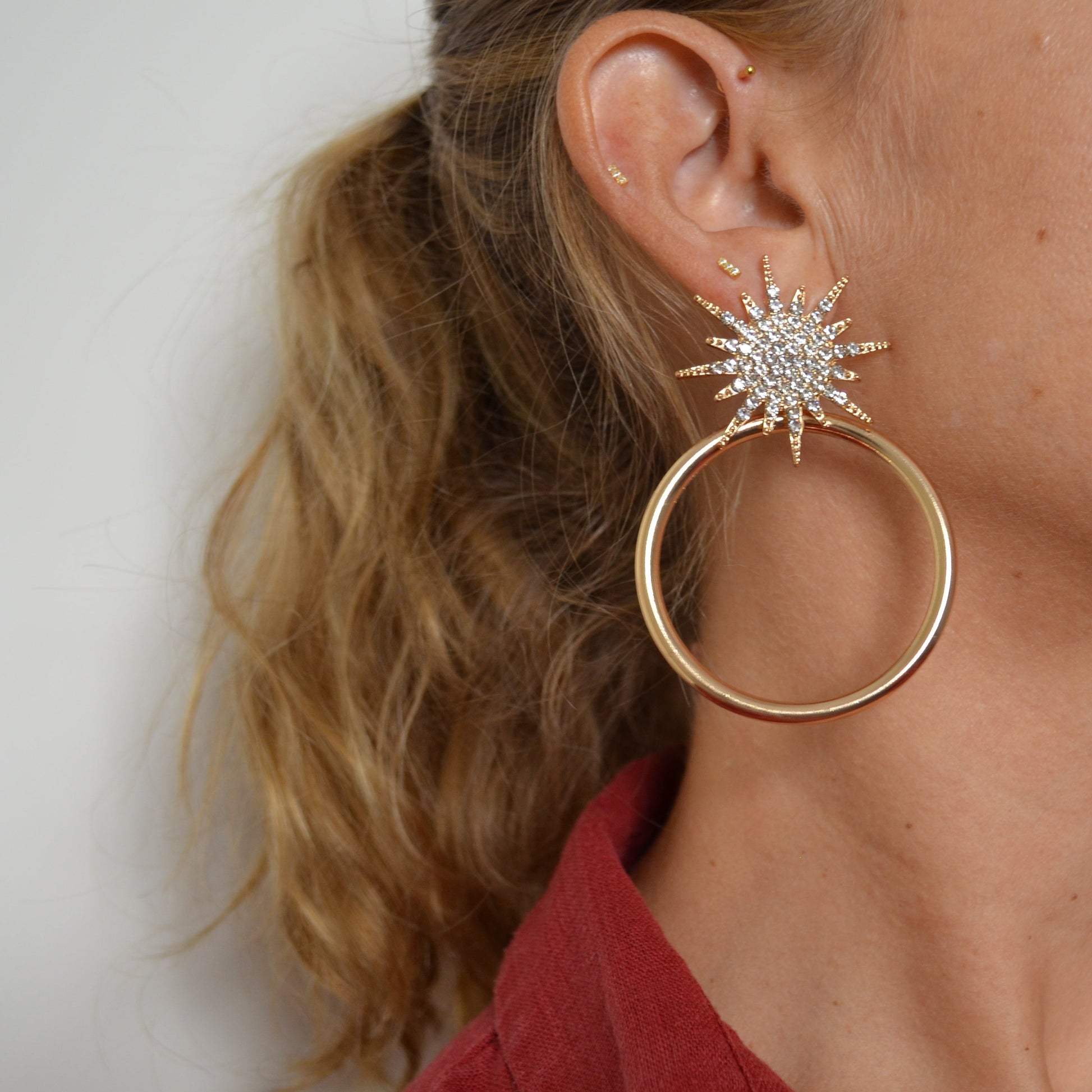 mini piercing pequeño para helix de PALITO CON BRILLANTES Y cierre de bola de rosca. Anti alergico porque está confeccionado en plata de ley con baño de oro. Perfecto para helix, tragus, anti helix, daith, conch. Gold plated round TINY SMALL ZIRCON anti allergic helix STICK piercing earring