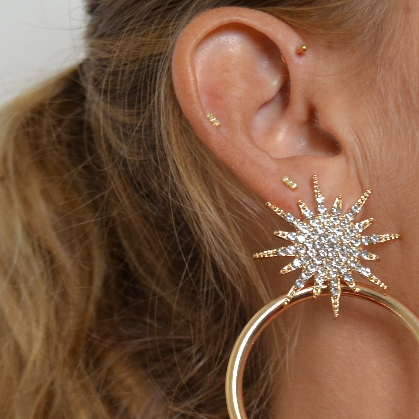 mini piercing pequeñito de bolitas con cierre plano de rosca. Anti alergico porque está confeccionado en acero quirúrgico inoxidable con baño de oro. Perfecto para helix, tragus, anti helix, daith, conch. Gold plated stainless steel anti allergic piercing earring for helix