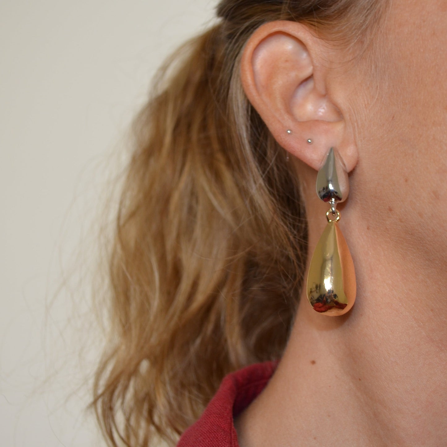 Pendientes largos y grandes de fiesta con forma de gota de agua enddorado y plateado. Ideales para invitada a boda de dia o de noche.
