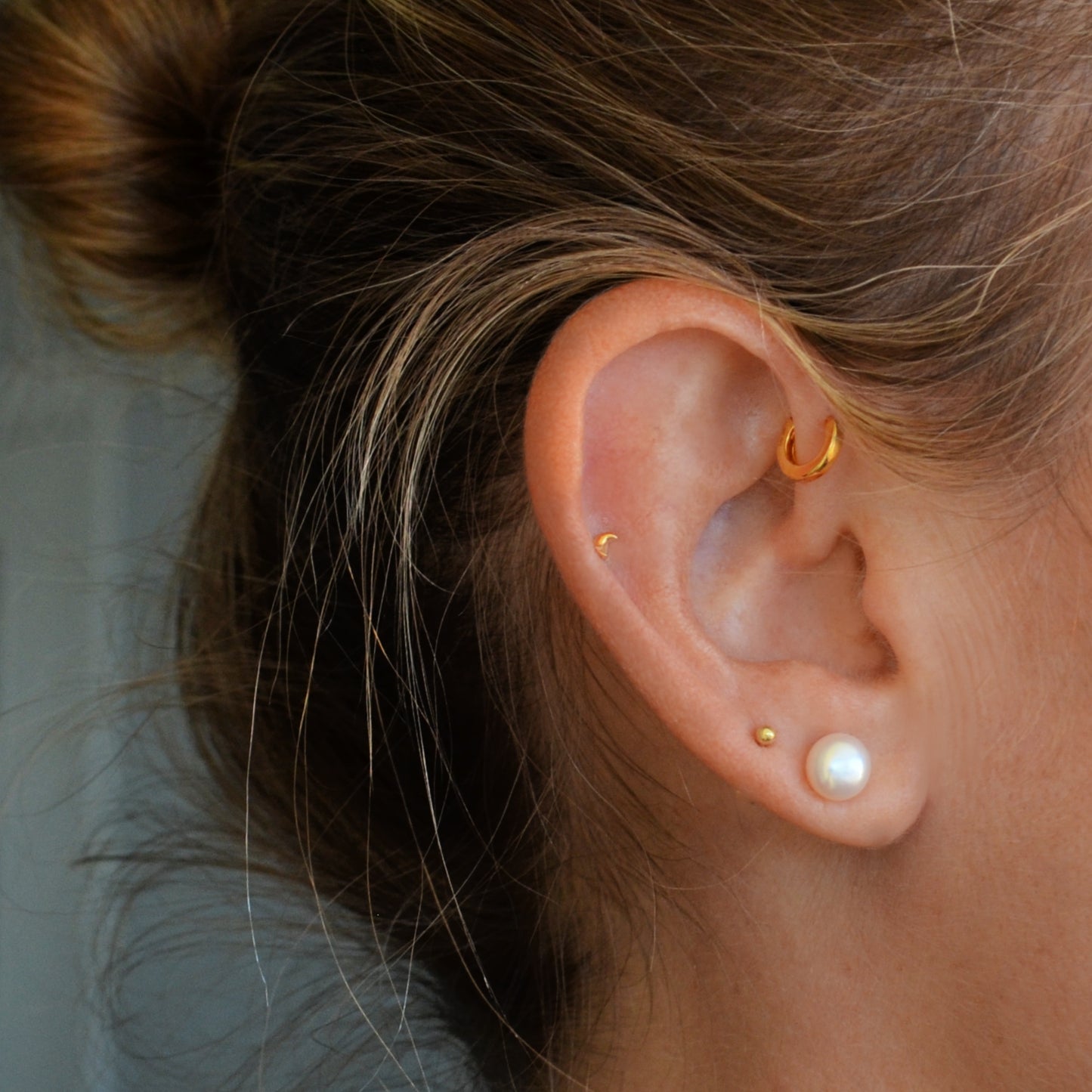 piercing de luna con cierre de bola trasera para cartílago como helix, tragus, daith, conch o rook. Está confeccionado en plata de ley con baño de oro 18 kilates. Gold plated sterling silver moon cartilage piercing