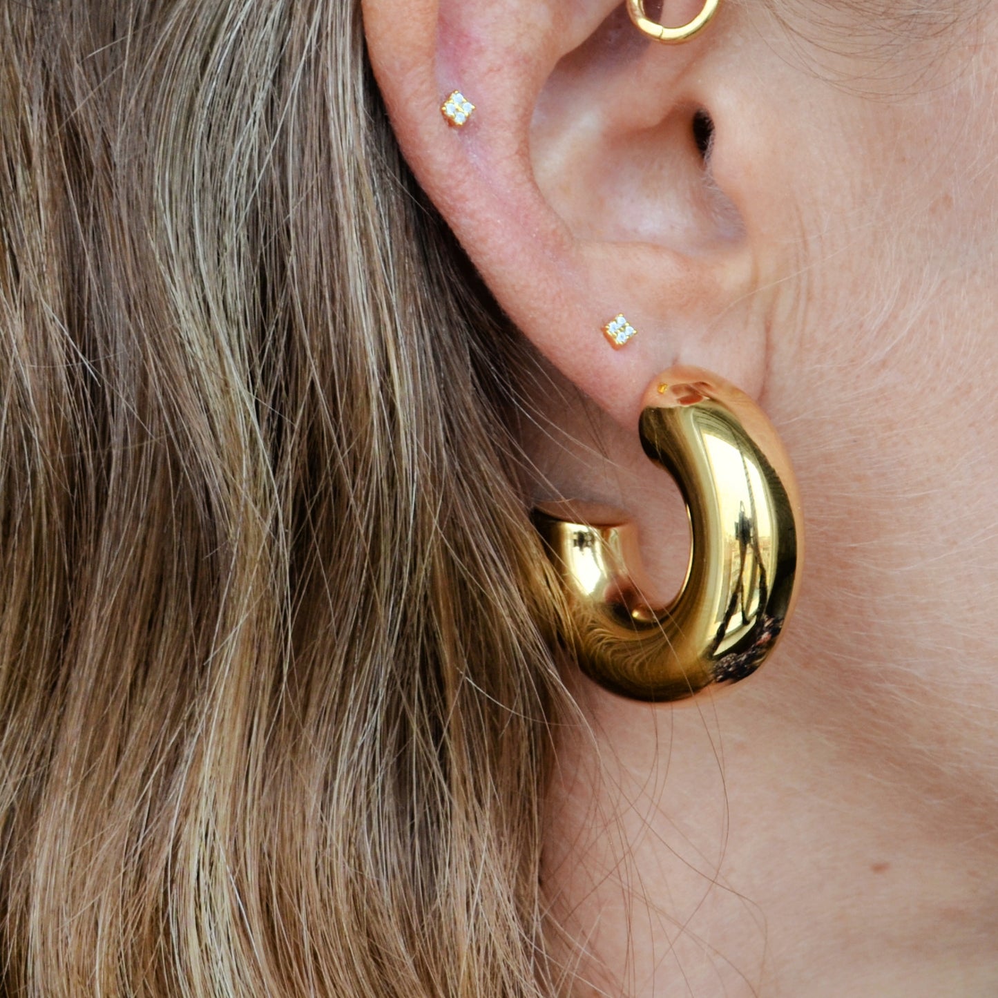 mini piercing pequeñito de brillante cuadrado con cierre de bola de rosca. Anti alergico porque está confeccionado en plata de ley con baño de oro. Perfecto para helix, tragus, anti helix, daith, conch. Gold plated anti allergic piercing earring