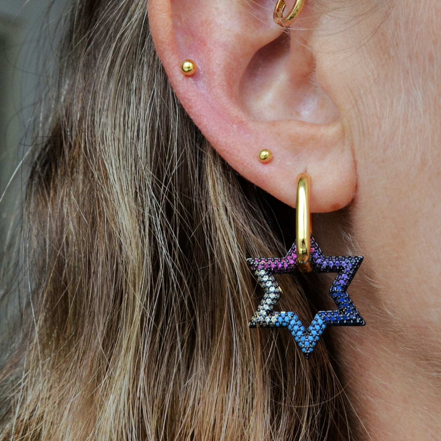 pendientes de aro ovalado con estrella de circonitas bañados en oro
