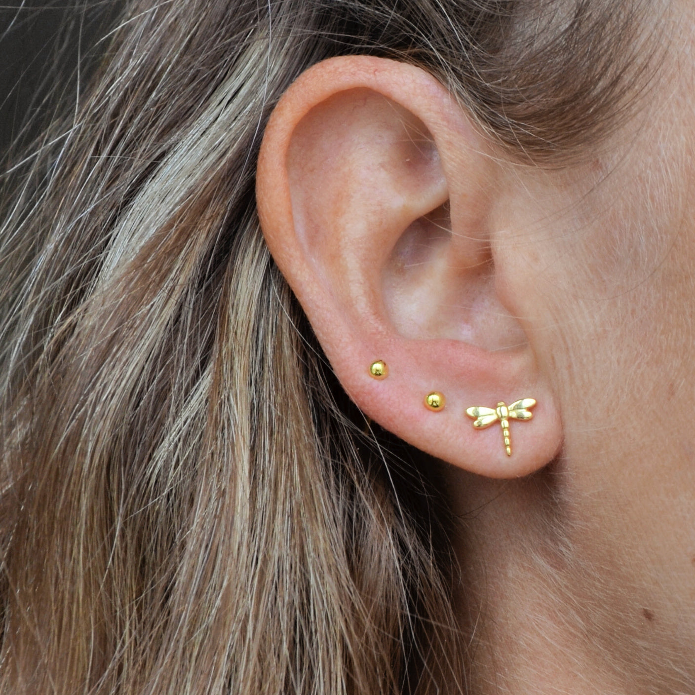 mini pendientes pequeños de libélula confeccionados en plata de ley con baño de oro 18 kilates para niña. Gold plated sterling silver small dragonfly earrings for little girl