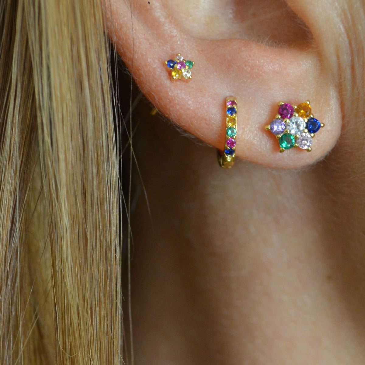 Pequeños pendientes de aro para niña o piercing de helix y tragus con circonitas multicolor confeccionados en plata de ley 925 con baño de oro 18 kilates. Gold plated sterling silver rainbow zircon small hoop earrings for piercing.