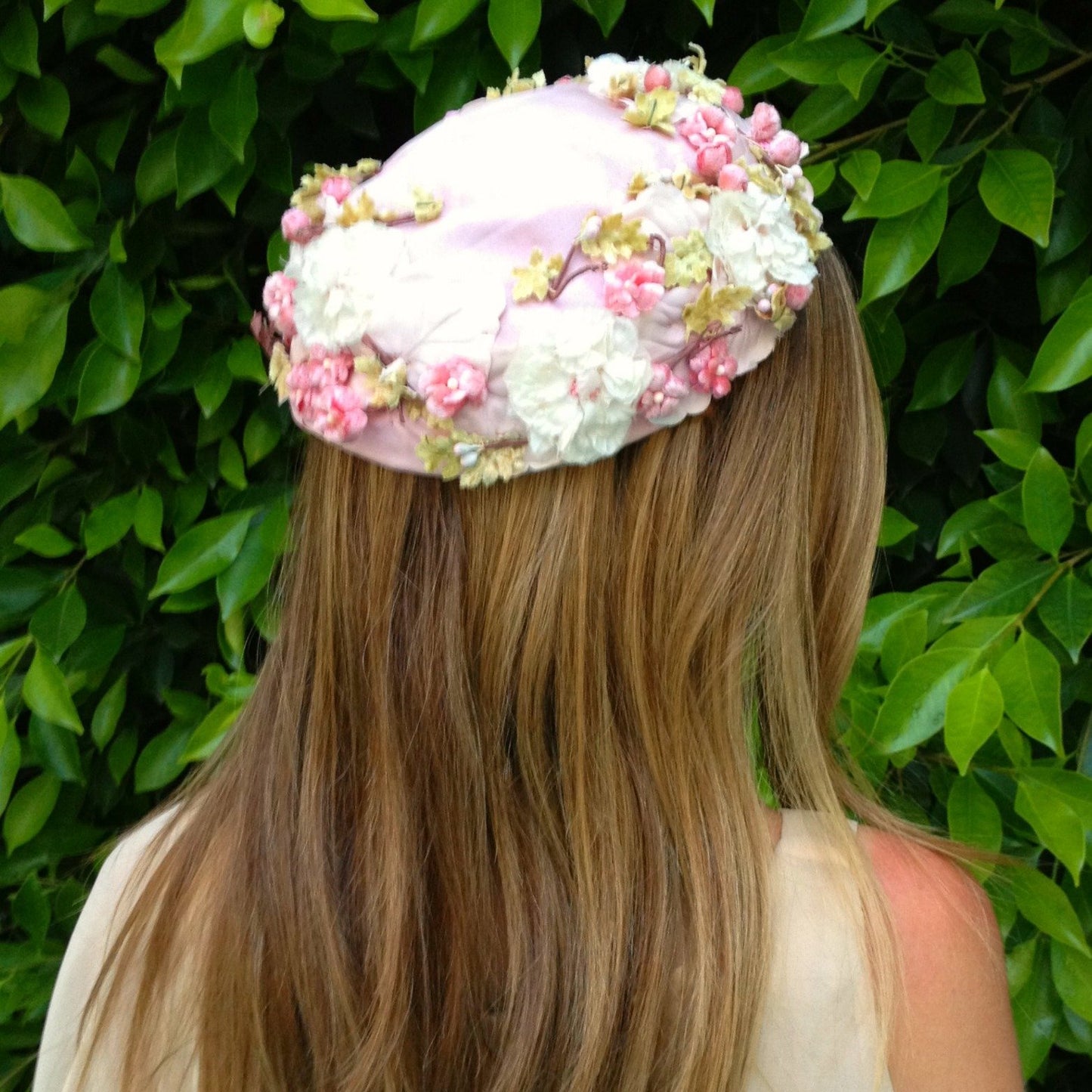 Tocado o casquete vintage con flores rosas para invitada a boda