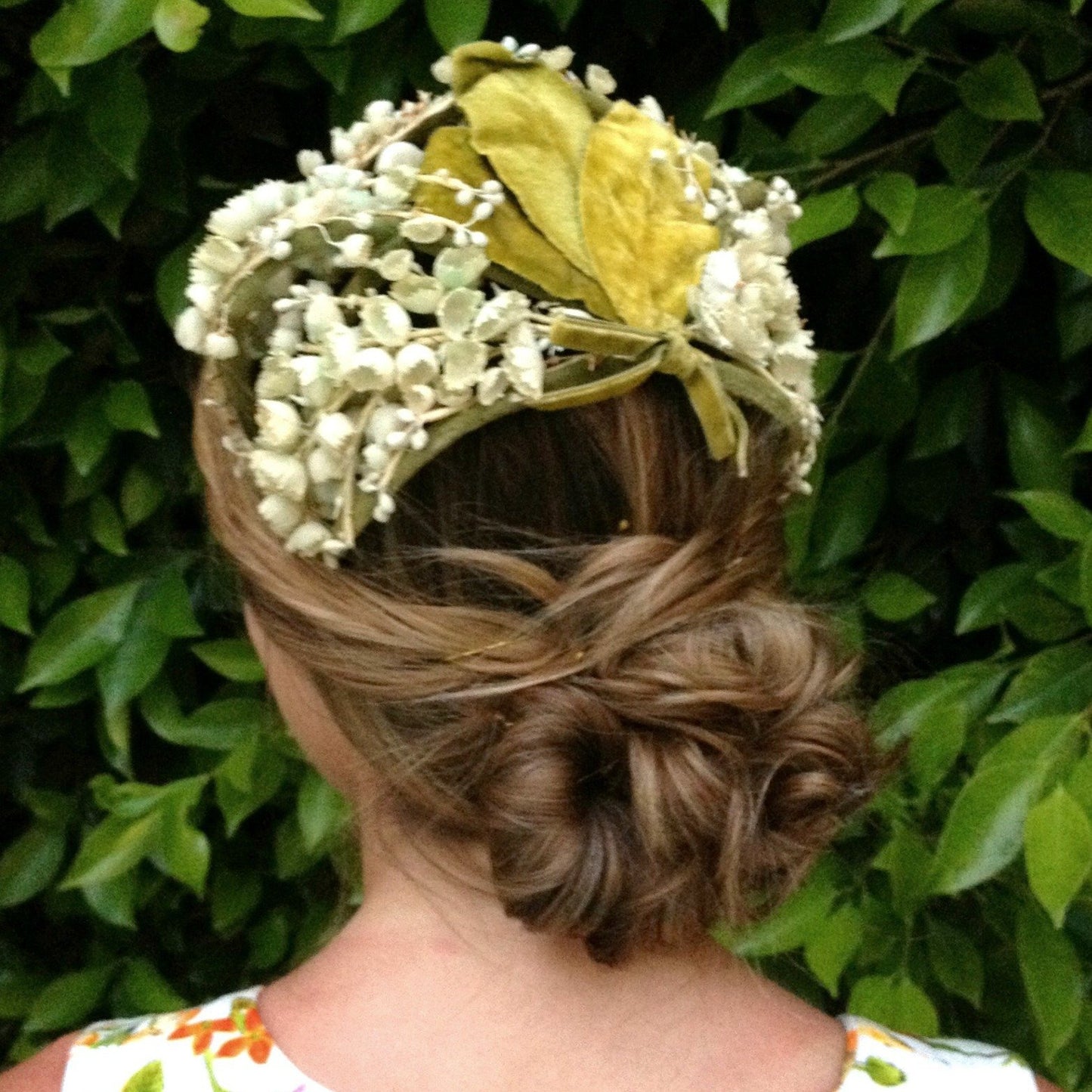 Tocado o casquete vintage con flores y hojas verde y blanco para invitada a boda