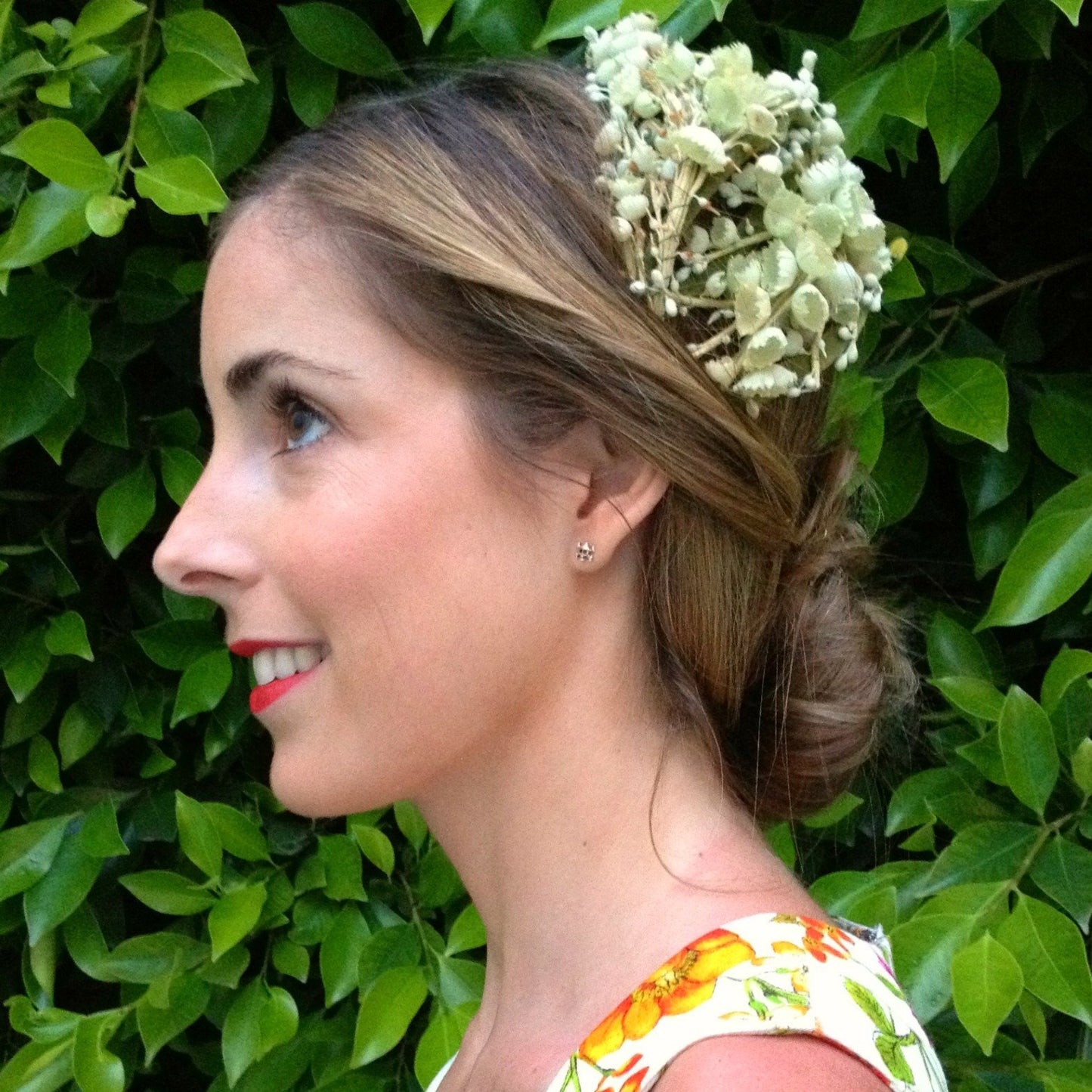 Tocado o casquete vintage con flores y hojas verde y blanco para invitada a boda