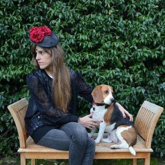 Tocado negro rejilla y flores rosa fucsia para invitada a boda