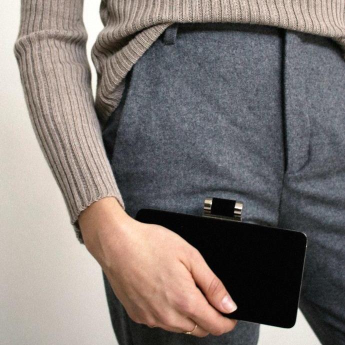 clutch o Cartera de mano de terciopelo negro para una fiesta
