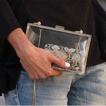 Cartera de metacrilato transparente para una invitada a boda