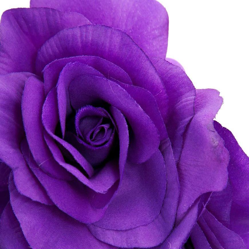 Tocado de diadema con flores moradas para invitada a boda