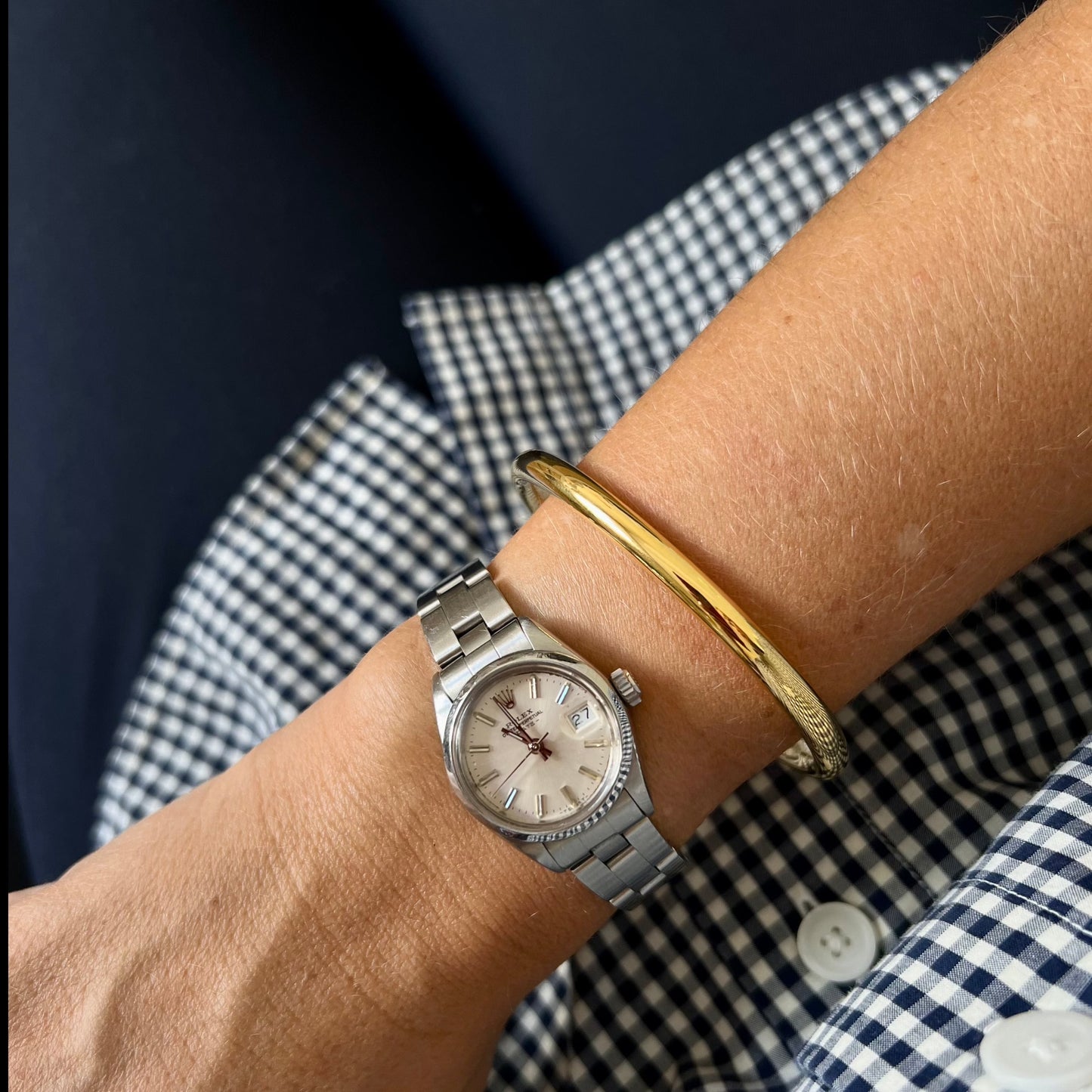 Pulsera o brazalete rígido tipo esclava resistente al agua. Está confeccionado en acero inoxidable con baño de oro 18 kilates o plata rodiada. Gold plated stainless Steel stiff or rigid waterproof bracelet.
