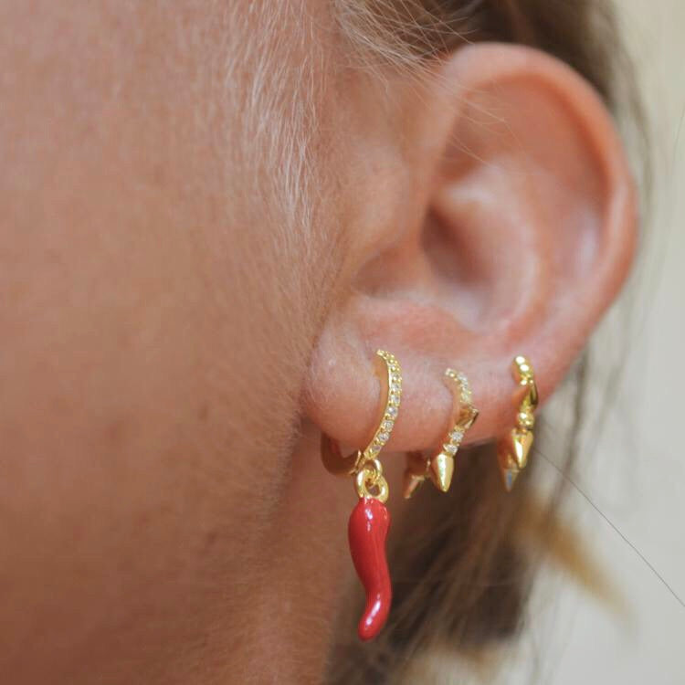 Pequeños pendientes de aro con pincho para piercing confeccionados en plata de ley 925 con baño de oro 18 kilates