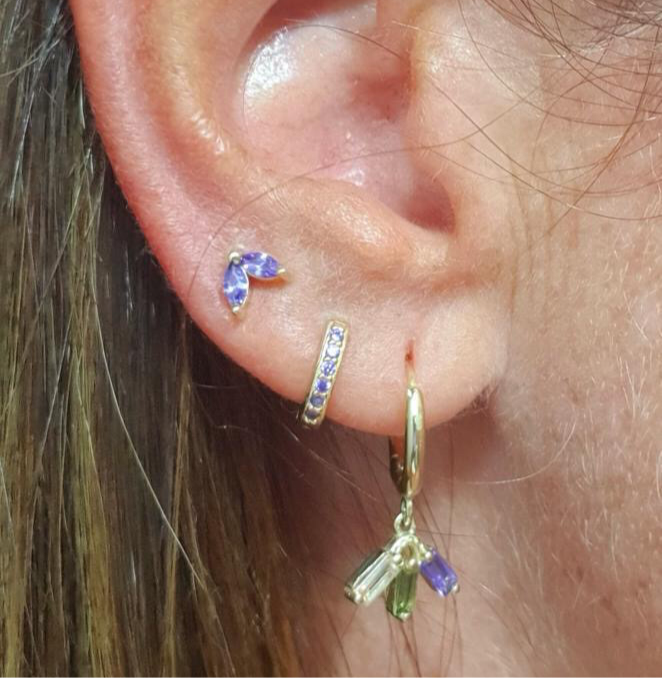 Pequeños pendientes de aro con circonitas lila o moradas confeccionados en plata de ley 925 con baño de oro 18 kilates. Gold plated silver hoop earrings for piercing with lilac zircon