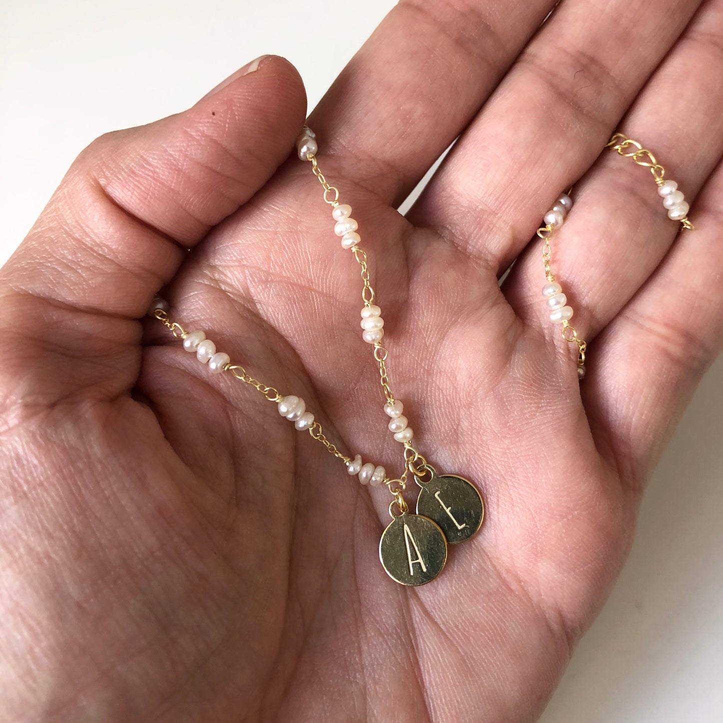 GARGANTILLa personalizada con perlas naturales pequeñas de río o perlitas que se puede llevar tipo chocker y está confeccionada en plata de ley con baño de oro 18 kilates
