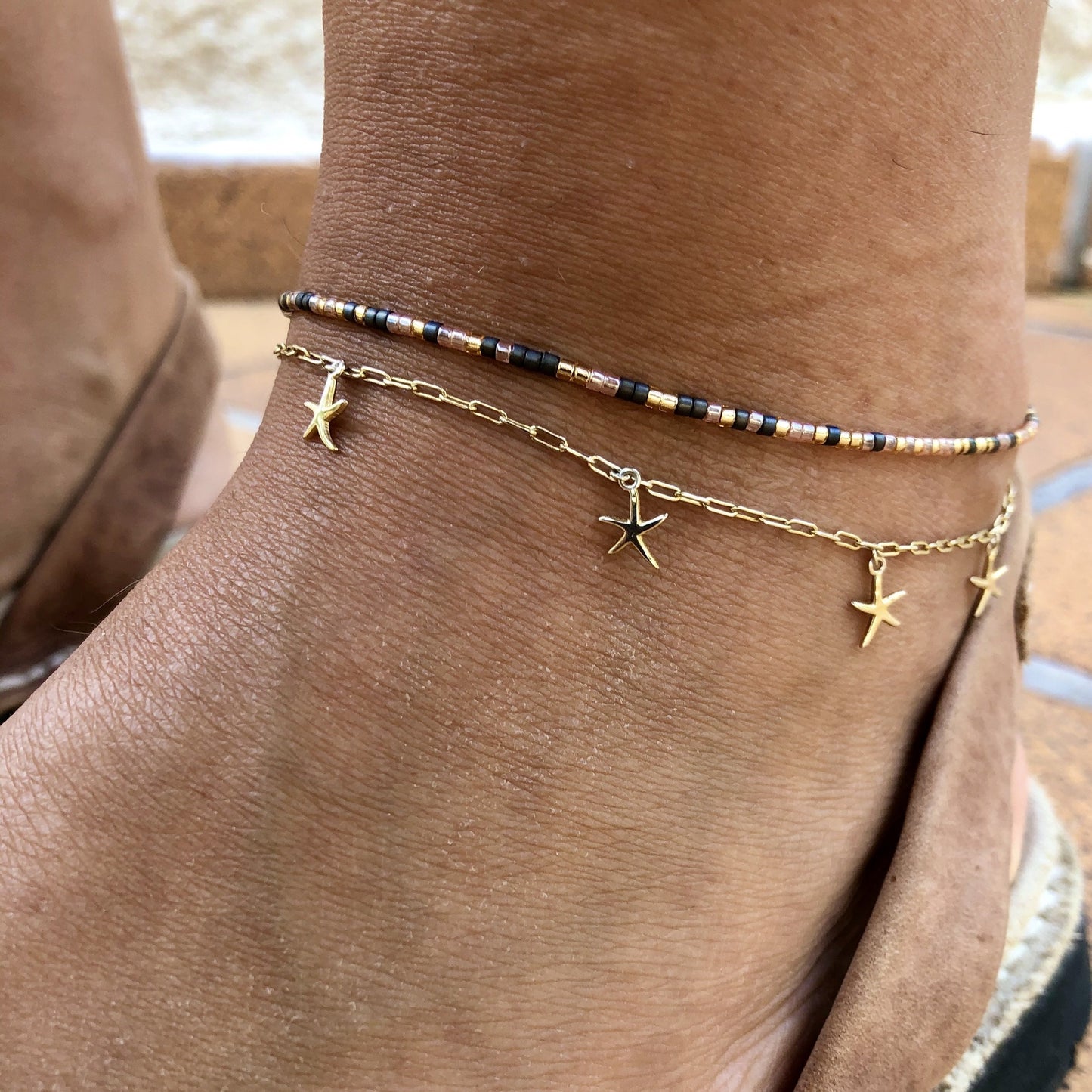 tobillera de plata de ley con baño de oro y 6 estrellas de mar. Gold plated silver anklet with starfish charms.