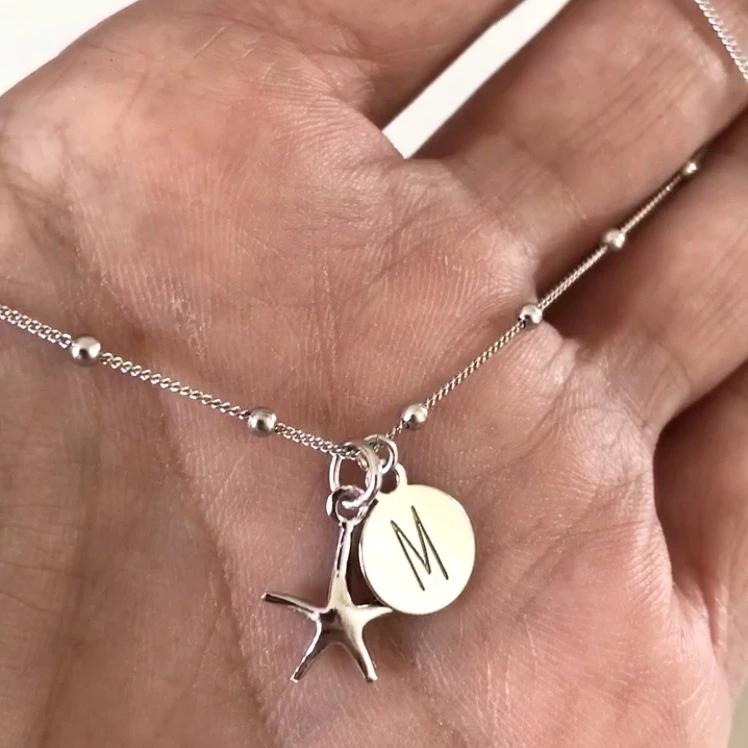 Colgante o charm de estrella de mar para personalizar una gargantilla o pulsera en plata de ley con baño de oro 18 kilates