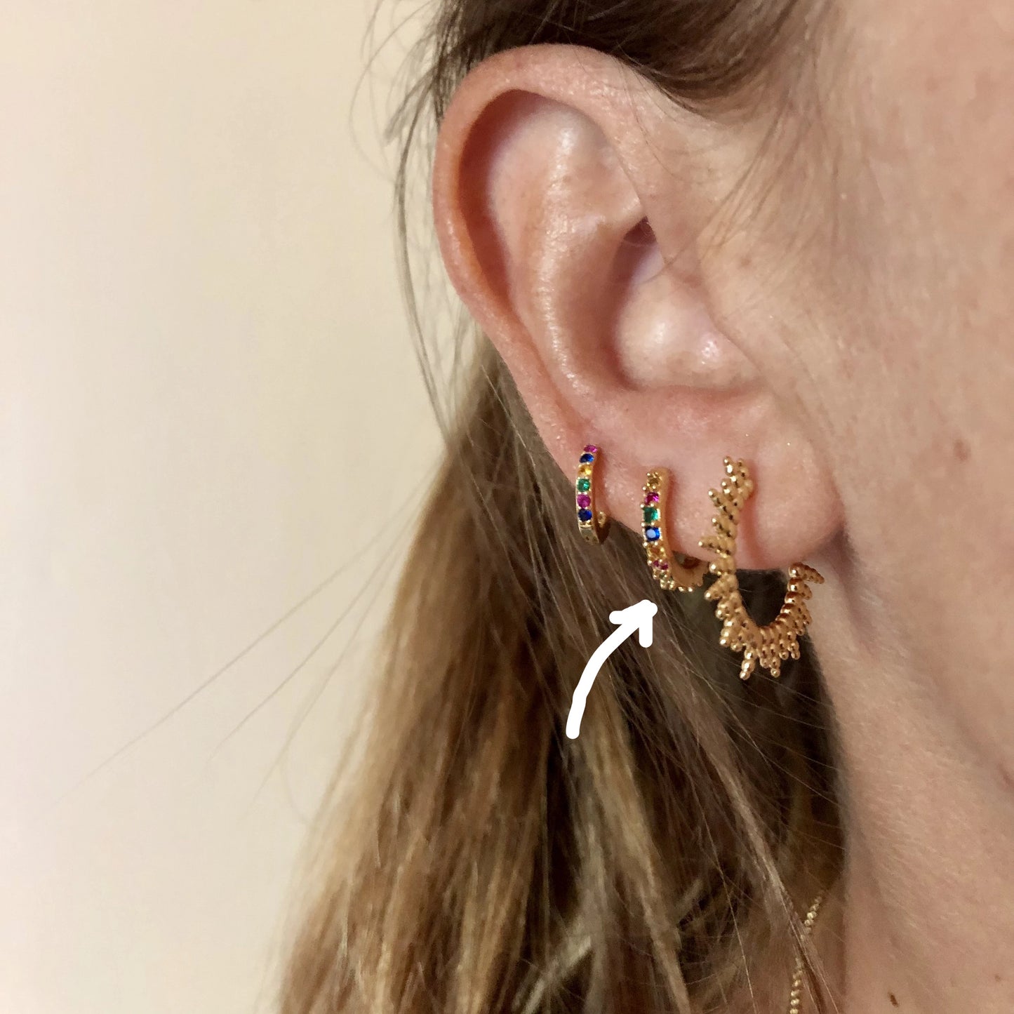 aros pequeños de piercing confeccionados en plata de ley 925 con baño de oro y circonitas multicolor