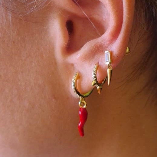 Aritos con guindilla o chili curniciello rojo confeccionados en plata de ley con baño de oro y circonitas para piercing, Gold plated sterling silver zircon red spicy pendant hoop earrings