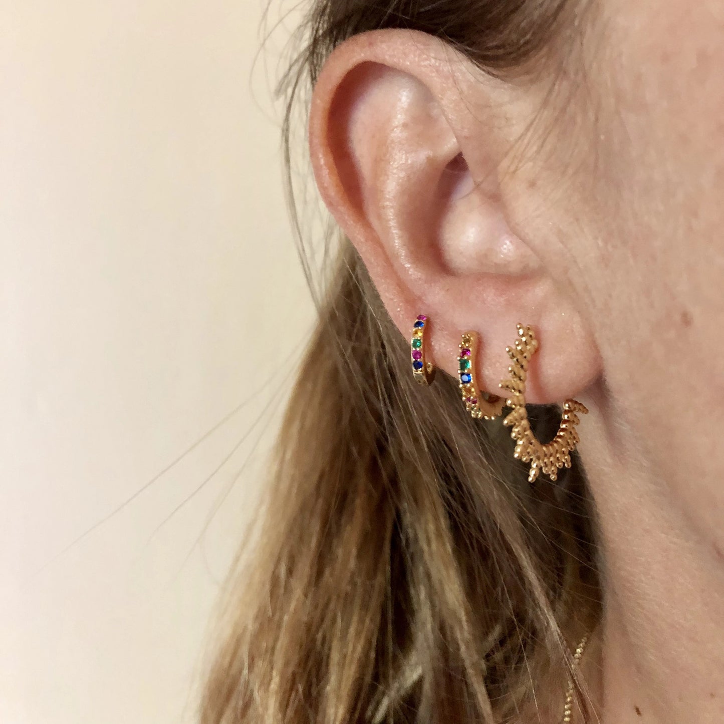 aros pequeños de piercing confeccionados en plata de ley 925 con baño de oro y circonitas multicolor