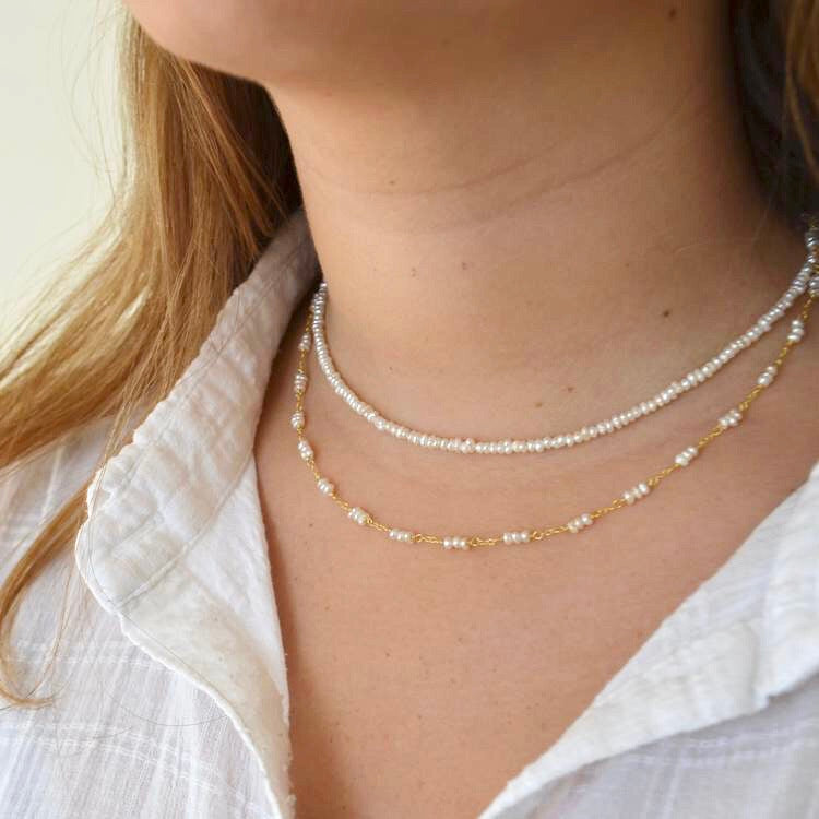 GARGANTILLa personalizada con perlas naturales pequeñas de río o perlitas que se puede llevar tipo chocker y está confeccionada en plata de ley con baño de oro 18 kilates