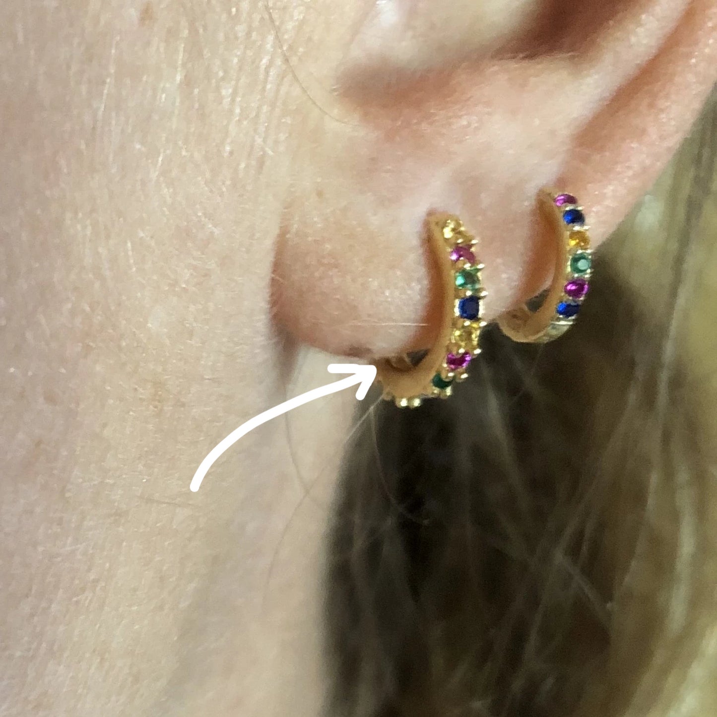 aros pequeños de piercing confeccionados en plata de ley 925 con baño de oro y circonitas multicolor