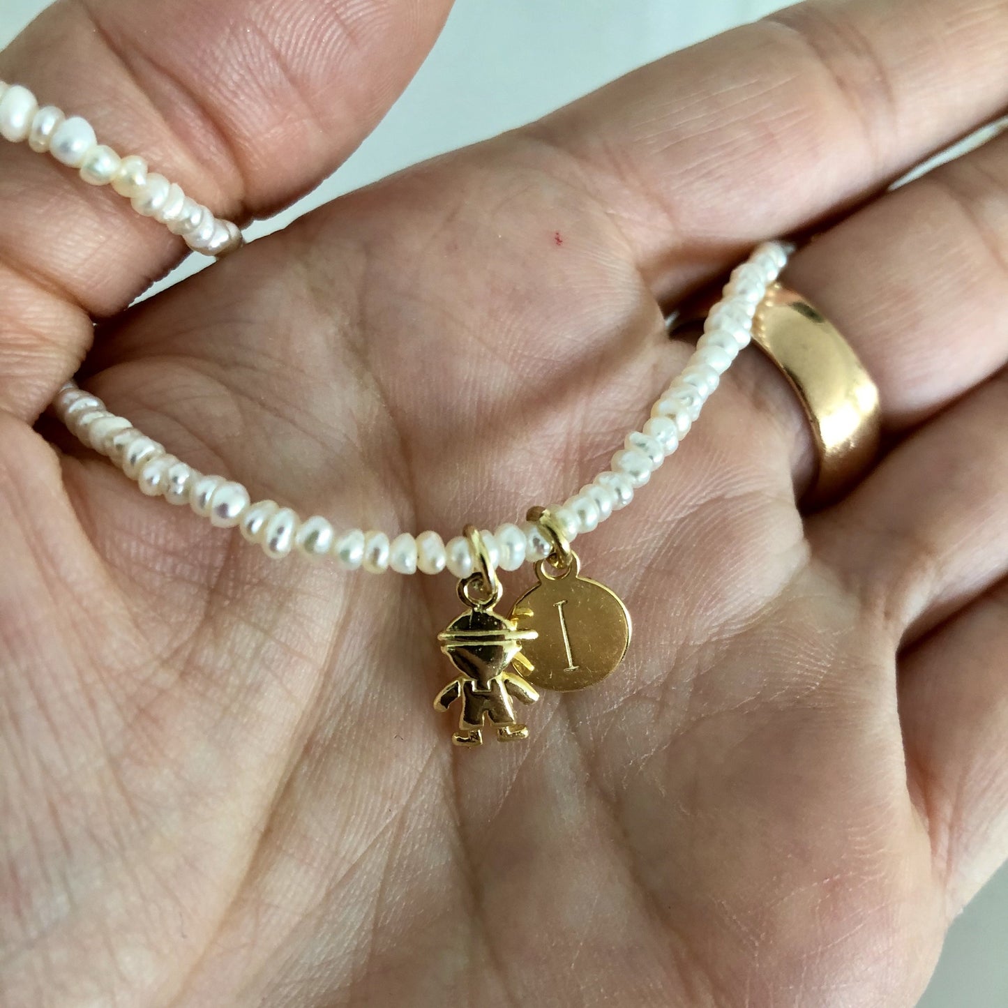 GARGANTILLa personalizada con perlas naturales pequeñas de río o perlitas que se puede llevar tipo chocker y está confeccionada en plata de ley con baño de oro 18 kilates