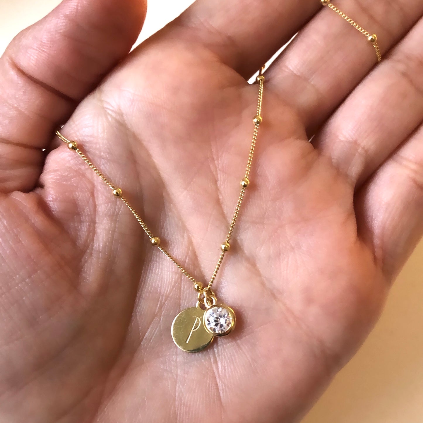 colgante o charm de circonita brillante para personalizar tu gargantilla confeccionado en plata de ley con baño de oro 18 kilates