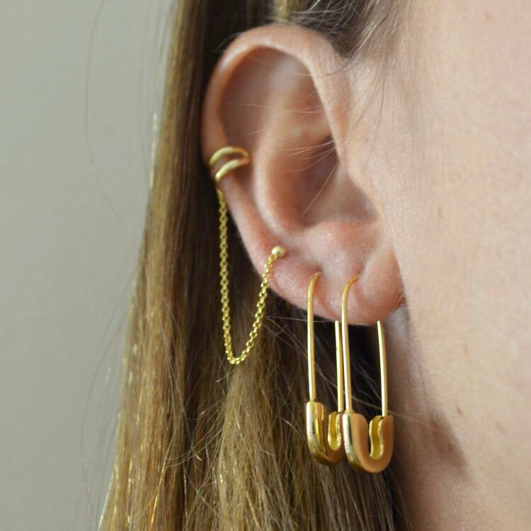 pendientes de imperdible para piercing confeccionados en plata de ley con baño de oro 18 kilates. gold plated sterling silver safety pin earring